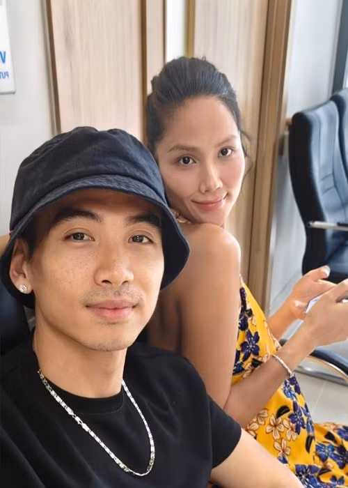 H'hen Niê đang mang bầu con đầu lòng. Ảnh: FB Tuấn Khôi.