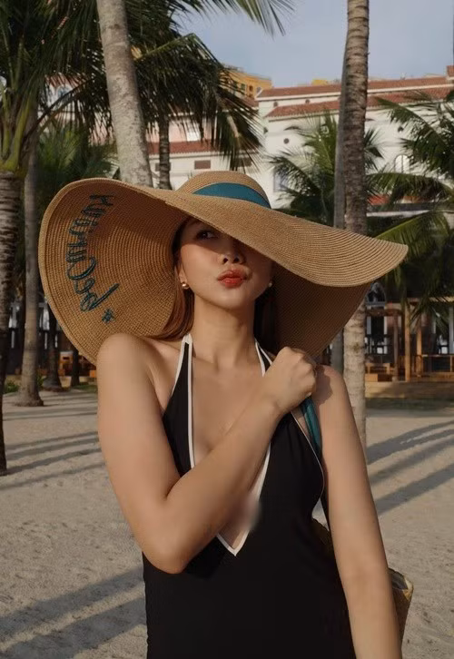 Nữ người mẫu sở hữu vòng eo 51cm, đôi chân dài 1m12. Ảnh: FB Thanh Hằng.