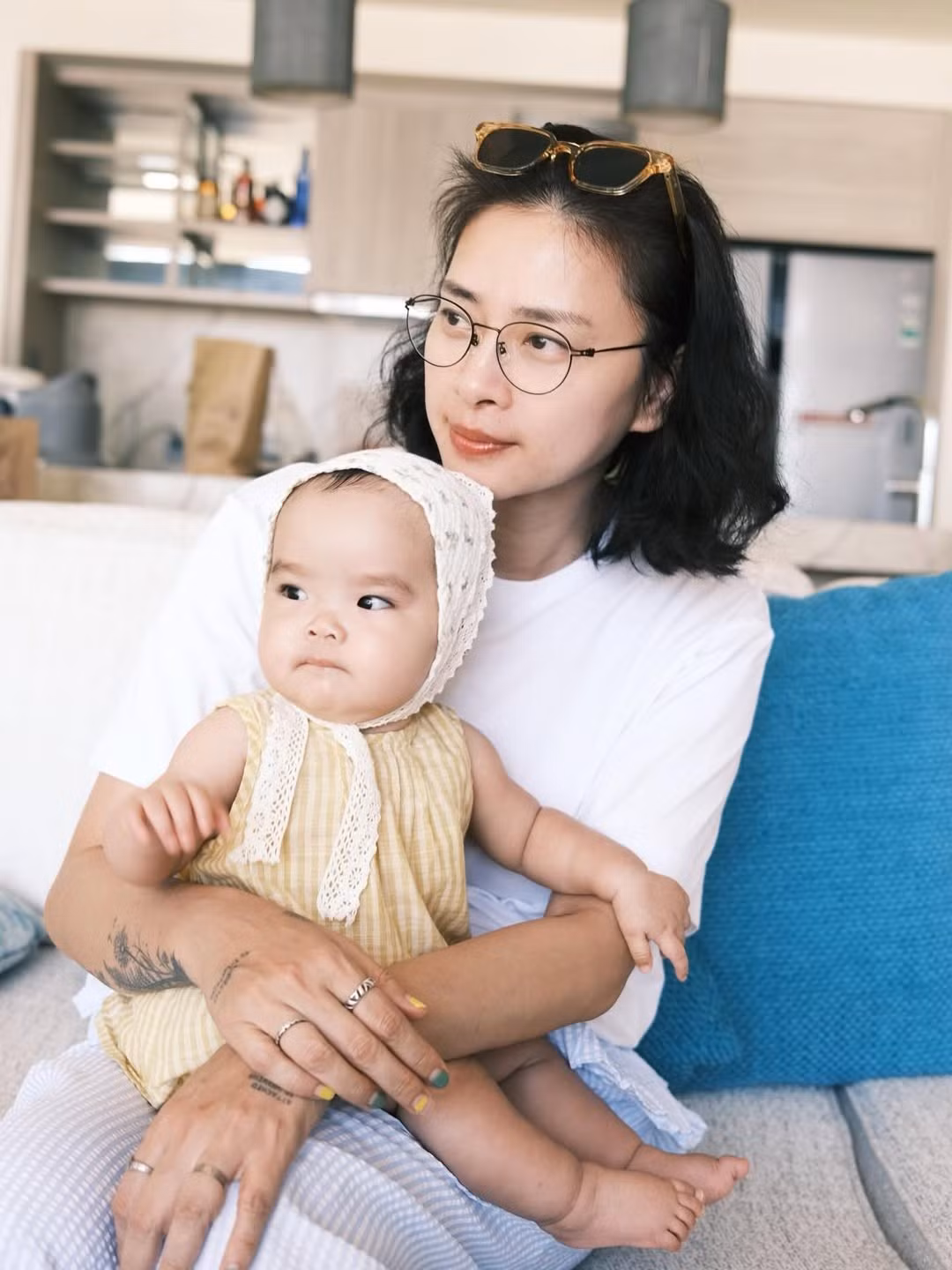 Cô thẳng thắn viết: “Mình viết một ý mà mấy cô bác cứ vào nghĩ ngược theo hướng tiêu cực quá vậy. Ai mà chẳng muốn con lớn khôn khỏe mạnh?”. Ảnh: FB Huy Trần.