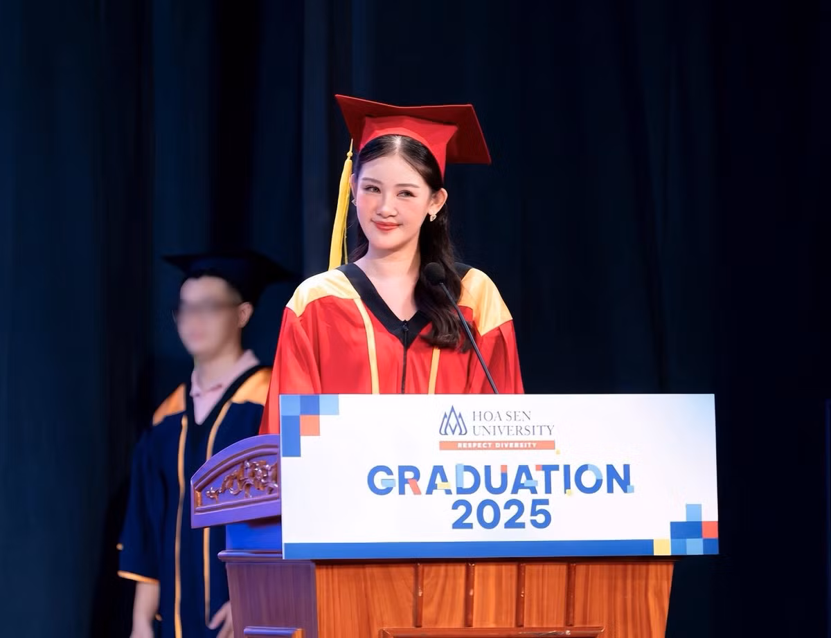 Trong cuộc phỏng vấn với Saostar, Ngân Anh cho biết, năm 2020, khi vừa lấy bằng Thạc sĩ, cô được trường Đại học Hoa Sen mời về giảng dạy ngành Quản trị sự kiện.