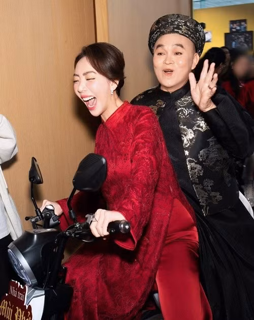 Ngoài đời, Thu Trang gọi nghệ sĩ Xuân Hinh là “bố”, xưng “con”. “Bố Hinh là nhất, hai bố con tui hễ nói chuyện với nhau là cười”, nữ diễn viên chia sẻ. Ảnh: FB Xuân Hinh.