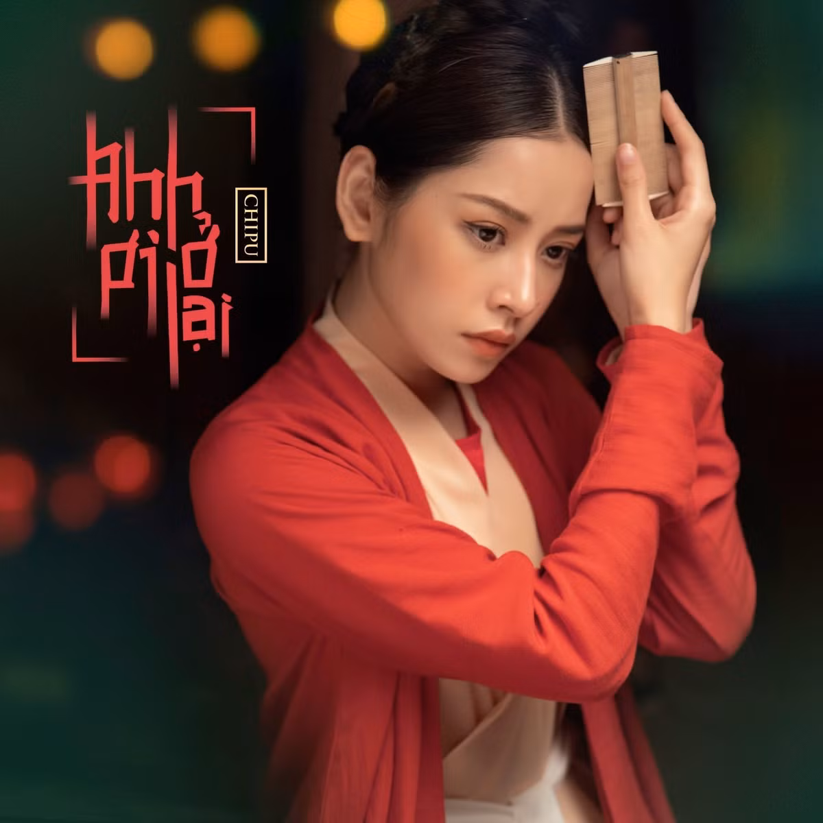 Với "Anh ơi ở lại", Chi Pu khai thác câu chuyện Tấm Cám theo góc nhìn mới, đặt nhân vật Cám vào vị trí trung tâm. Ca khúc tạo dấu ấn trong sự nghiệp âm nhạc của nữ nghệ sĩ, cho thấy hướng tiếp cận khác biệt khi kết hợp chất liệu cổ tích với câu chuyện tình yêu hiện đại. Ảnh: FB Chi Pu.