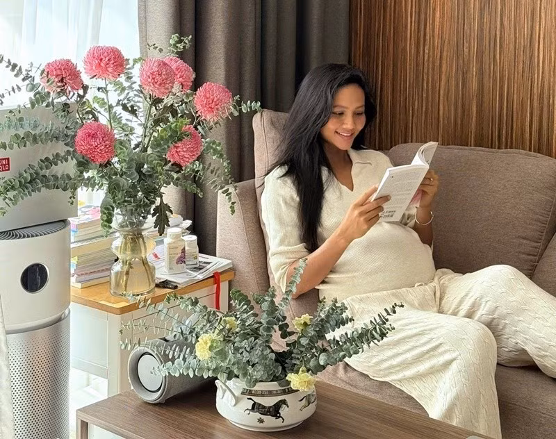 Mới đây, H’hen Niê dành nhiều thời gian đọc sách tại nhà. Ảnh: FB H'hen Niê.
