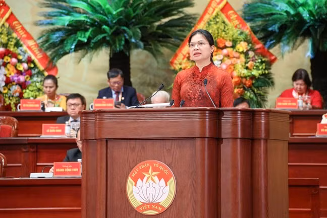 Phó Chủ tịch - Tổng Thư ký Ủy ban Trung ương MTTQ Việt Nam khóa X Hà Thị Nga trình bày Tờ trình tại Đại hội