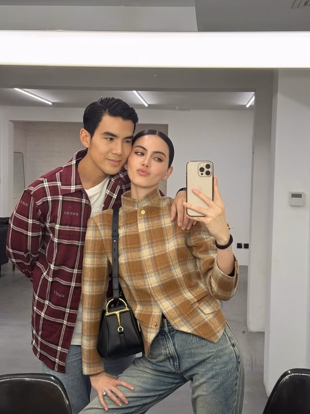 Nữ diễn viên phim Tình người duyên ma khoe hình ảnh cùng chồng đi làm việc. Ảnh: Instagram Mai Davika.
