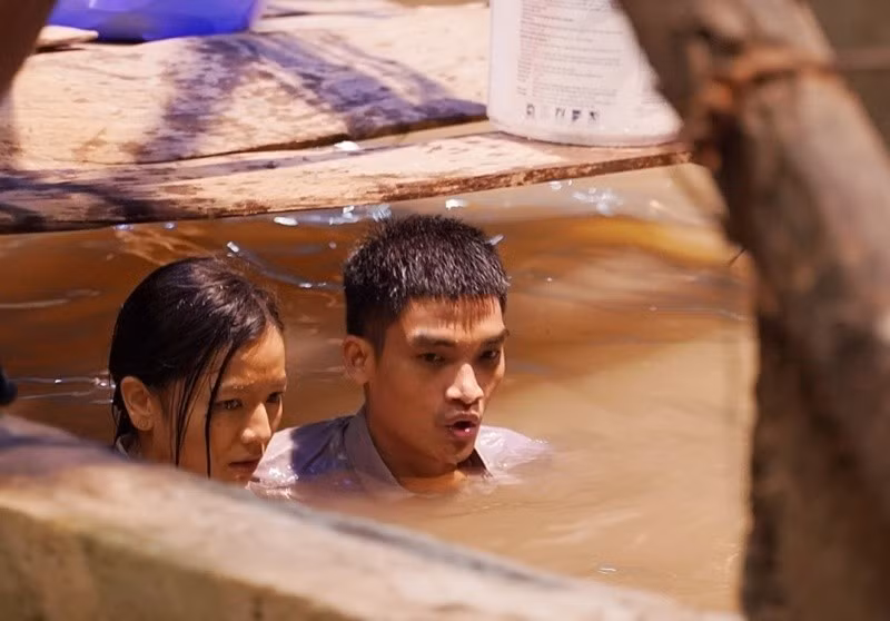 Theo Thế Giới Điện Ảnh, trong một cảnh quay phim Lật mặt: 48h, Hạ Anh cùng Mạc Văn Khoa, Võ Thanh Tâm, Ốc Thanh Vân và bé Thy phải ngâm mình dưới làn nước lạnh 23 độ C liên tục từ 3 giờ đêm tới tận sáng. Ảnh: Thế Giới Điện Ảnh.