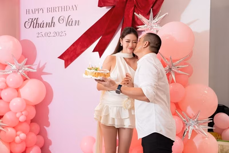 Khánh Vân nhắn nhủ Nguyễn Long dịp sinh nhật: "Chúc mừng sinh nhật chồng yêu. Tuổi mới chúc anh có thật nhiều hạnh phúc bên em, luôn thương em, luôn chiều em và mãi mãi chịu đựng em". Ảnh: Khánh Vân.
