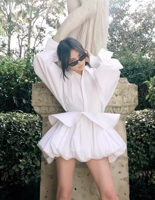 Trong bộ trang phục trắng phom dáng phồng độc đáo, Song Hye Kyo tạo điểm nhấn với kính đen và cách tạo dáng cá tính. Hình ảnh mới lạ giúp cô nhận nhiều lời khen về thần thái.