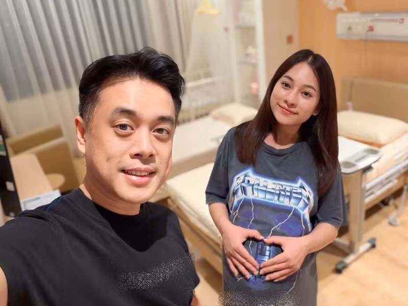 Nhắc lại lần đầu làm bố cách đây sáu năm, Dương Khắc Linh chia sẻ: “Lúc đó cứ nghĩ như vậy là quá vui, quá hạnh phúc rồi”. Nam nhạc sĩ hài hước nói không ngờ sáu năm sau, gia đình tiếp tục đón “hai cô công chúa nhỏ”. Ảnh: FB Dương Khắc Linh.