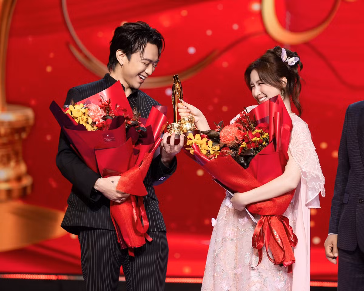 Hòa Minzy nhắn nhủ hài hước Soobin Hoàng Sơn: "Nam - Nữ ca sĩ được yêu thích nhất giải thưởng Mai Vàng 2025! Anh em gà rán ngày nào giờ cùng nhau nhận cúp anh ơi. Mua gà rán cho em".Ảnh: FB Hòa Minzy.
