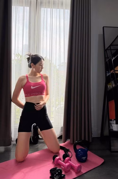Bên cạnh việc chăm sóc con nhỏ, Mai Ngọc vẫn duy trì thói quen tập luyện đều đặn. Những buổi tập tại nhà được cô xem là cách nạp năng lượng tích cực, đồng thời giúp cân bằng giữa công việc, gia đình và thời gian dành cho bản thân.