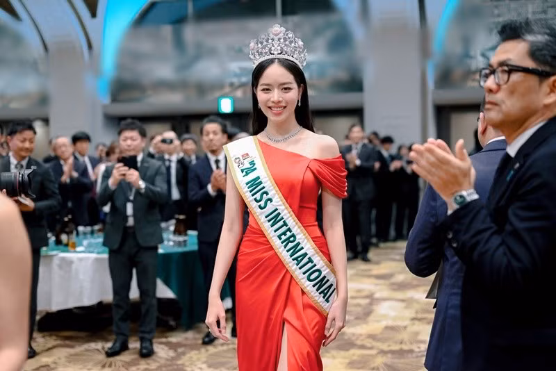 Thanh Thủy cho biết, cô đếm ngược từng ngày trao vương miện cho người kế nhiệm. "Thủy chuẩn bị khép lại một hành trình đương nhiệm đầy rực rỡ của mình rồi đây", cô bày tỏ. Chung kết Miss International 2025 sẽ diễn ra vào ngày 27/11. Ảnh: Miss International.