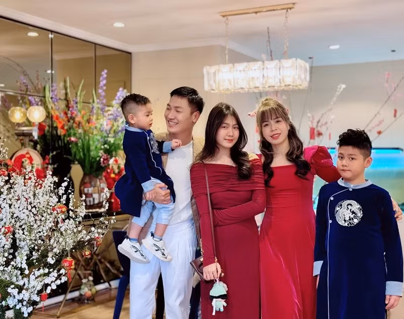 Con gái đầu lòng của Mạnh Trường học đàn từ nhỏ, nói thích làm diễn viên. Ảnh: FB Mạnh Trường.