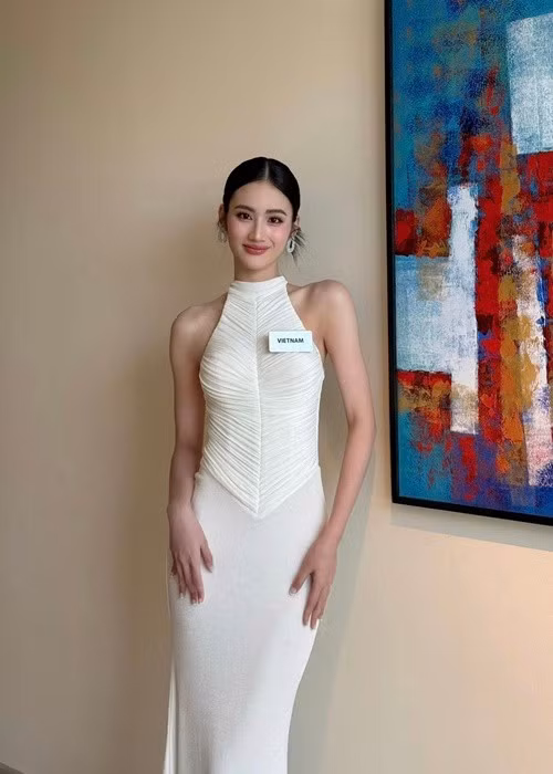 Huỳnh Trần Ý Nhi thường xuyên búi tóc cao, tự trang điểm trong các hoạt động.