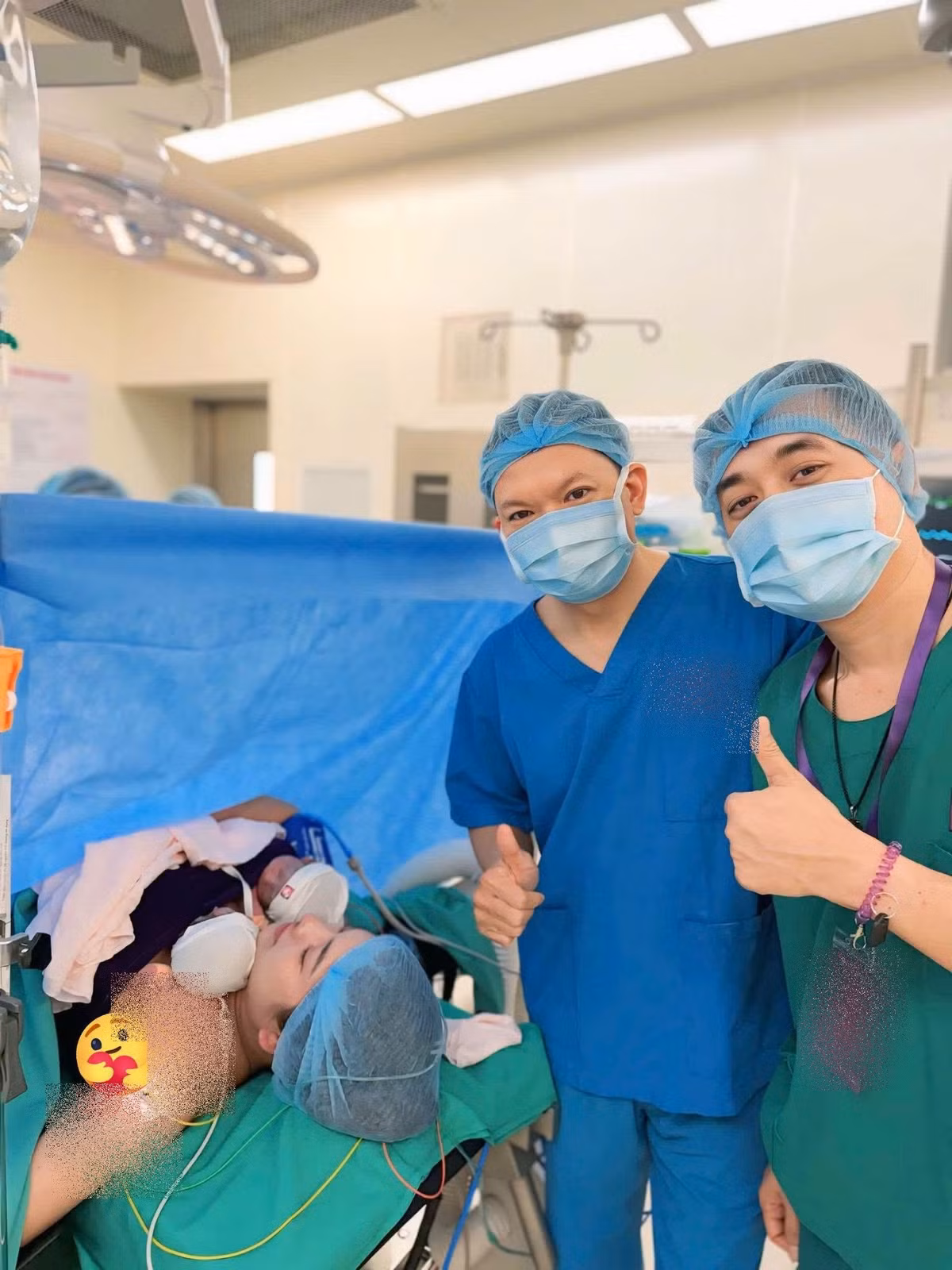 Ngày 21/9, Dương Khắc Linh chia sẻ hình ảnh tại bệnh viện, thông báo Lưu Ngọc Duyên đã sinh hai con gái. Nam nhạc sĩ gọi hai con là “hai bông hoa nhỏ” vừa gia nhập “vườn trẻ” của gia đình. Ảnh: FB Dương Khắc Linh.