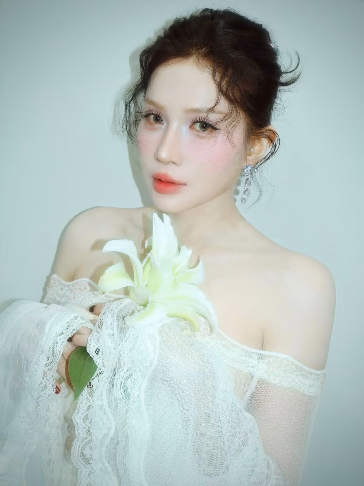 Khả Như sinh năm 1987, sở hữu gương mặt ưa nhìn, vóc dáng quyến rũ. Ảnh: FB Khả Như.