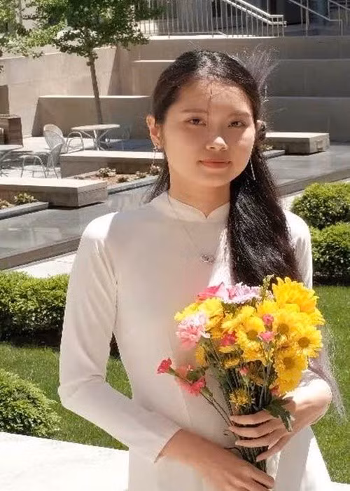 Trên trang cá nhân, NSND Trung Anh vừa đăng tải loạt ảnh tốt nghiệp của con gái Thục Anh.