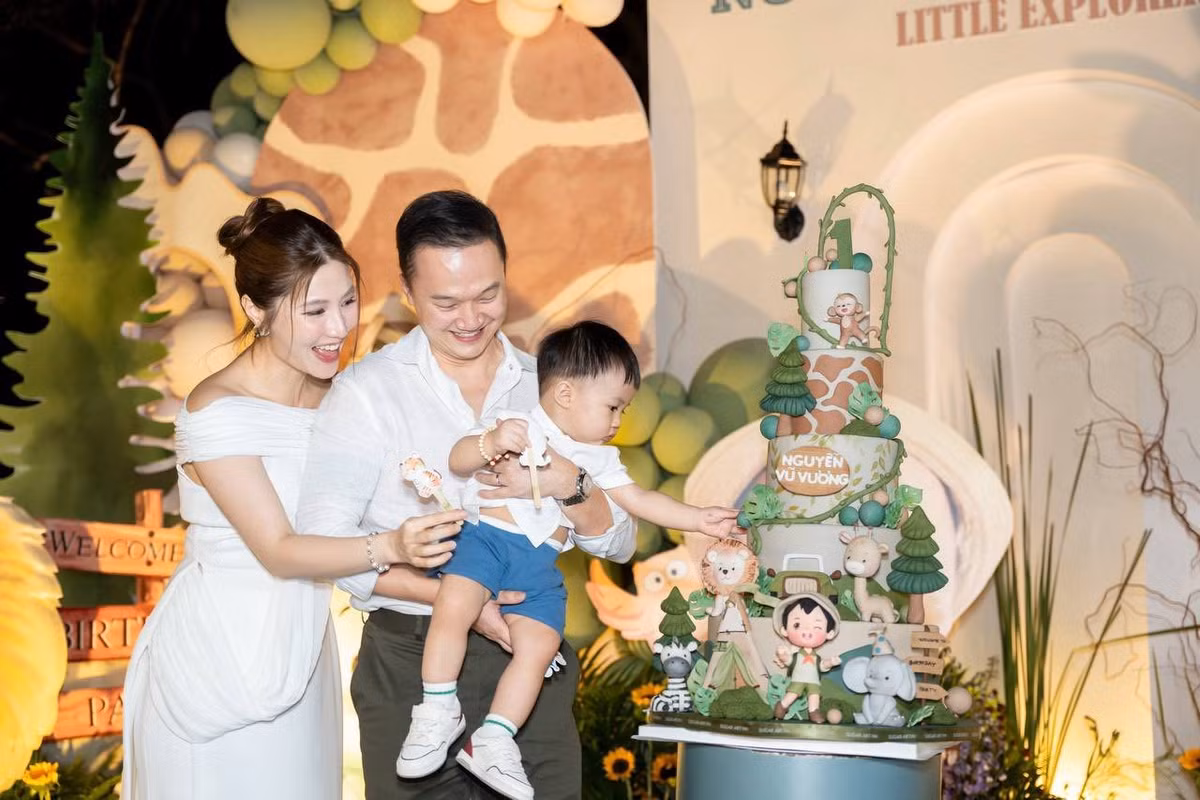 Diễm My 9X nhiều lần chia sẻ niềm vui khi nhận được sự yêu thương, thấu hiểu từ gia đình chồng. Sự hậu thuẫn này giúp nữ diễn viên nhanh chóng thích nghi với vai trò làm vợ, làm mẹ. Ảnh: FB Diễm My 9X.