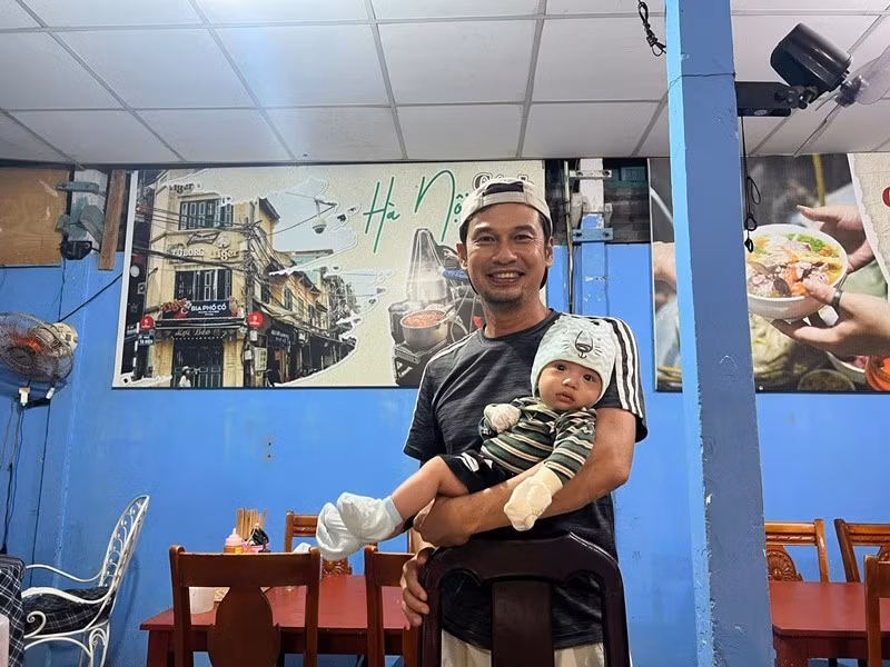 Tiết Cương cho biết, do làm việc xa nhà, anh luôn nhớ con trai, muốn bỏ tất cả để về thăm con. Thời gian Ngọc Thưởng về Kiên Giang ở cữ nhà mẹ đẻ , Tiết Cương từng bỏ dở công việc để thăm bé Nghé. Ảnh: FB Nghé.