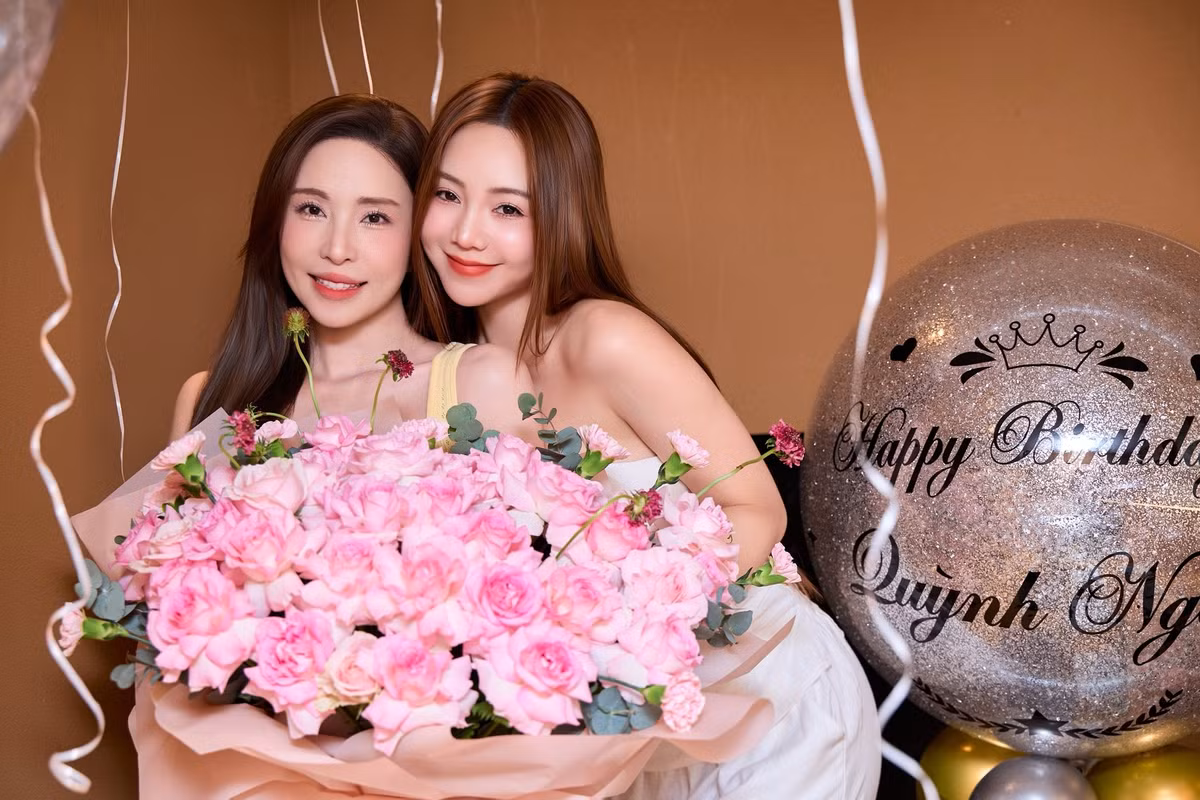 Diễn viên, ca sĩ Quỳnh Nga (trái) vừa bước sang tuổi 37. Trong tiệc sinh nhật, Quỳnh Nga thân thiết với Quỳnh Kool. Ảnh: FB Quỳnh Kool.