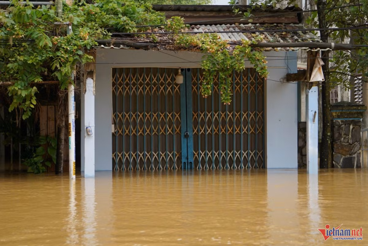 Ông Nguyễn Văn Bình (59 tuổi, trú xã Đại Lộc) cho biết: "Trưa nay, nước lũ ở nhà tôi rút xuống còn 60cm, nhưng đến chiều tối nay lại tiếp tục dâng lên cao 1m".