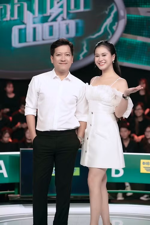 Lâm Vỹ Dạ vô cùng mang ơn Trường Giang. Khi giành giải Diễn viên hài được yêu thích nhất tại Mai Vàng 2018, cô không quên tri ân diễn viên Trường Giang. “Nếu không có Trường Giang thì không có Lâm Vỹ Dạ ngày hôm nay”, nữ nghệ sĩ hài chia sẻ. Ảnh: FB Lâm Vỹ Dạ.