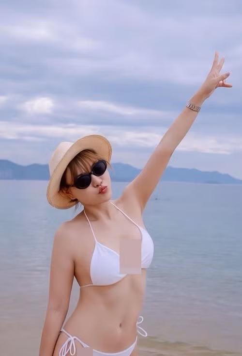 Trong chuyến đi biển, nữ diễn viên khoe vóc dáng nuột nà với áo tắm hai mảnh tông màu trắng. Ảnh: FB Thanh Hương.