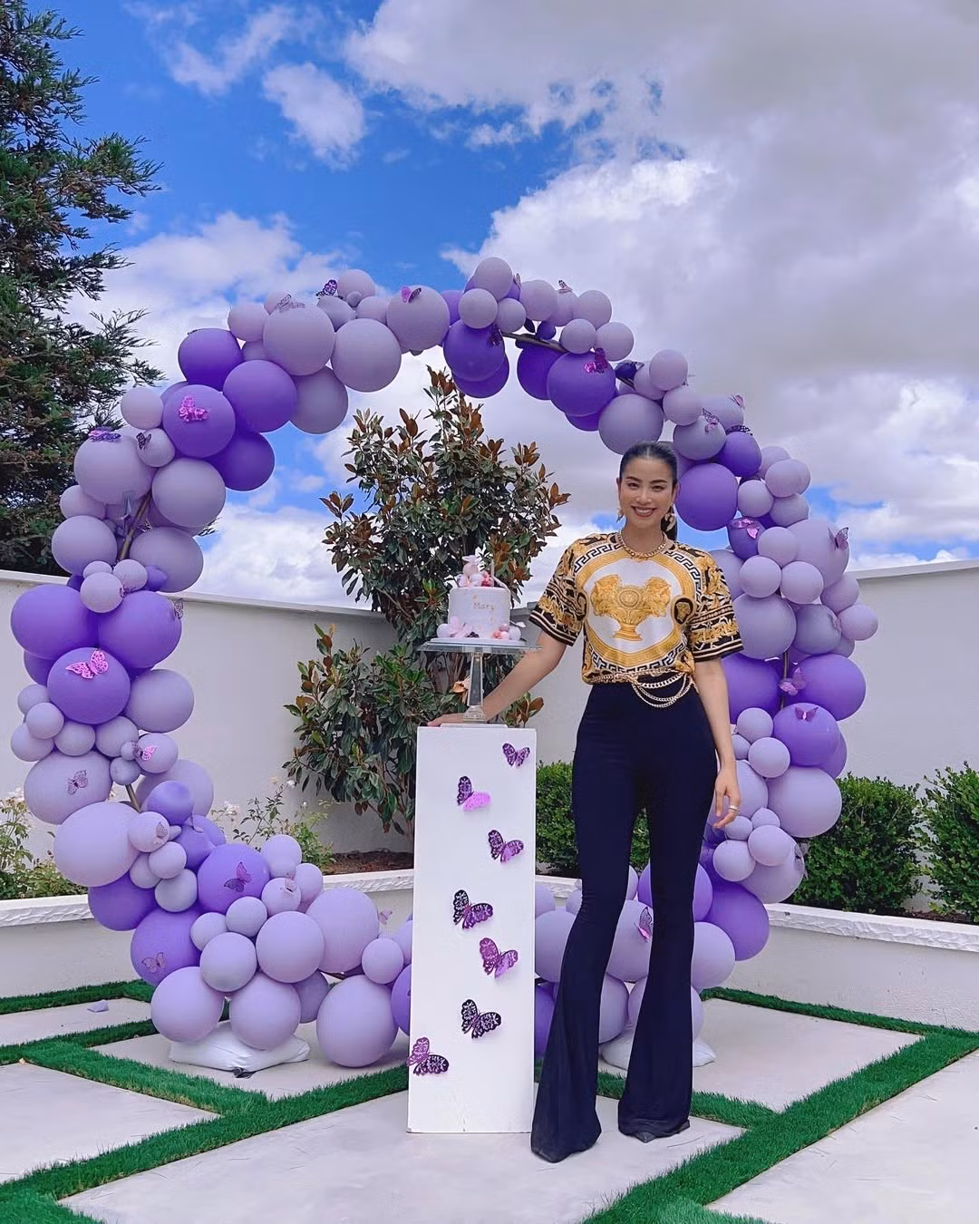 Cô vẫn duy trì tương tác với người hâm mộ Việt Nam thông qua trang cá nhân Instagram .