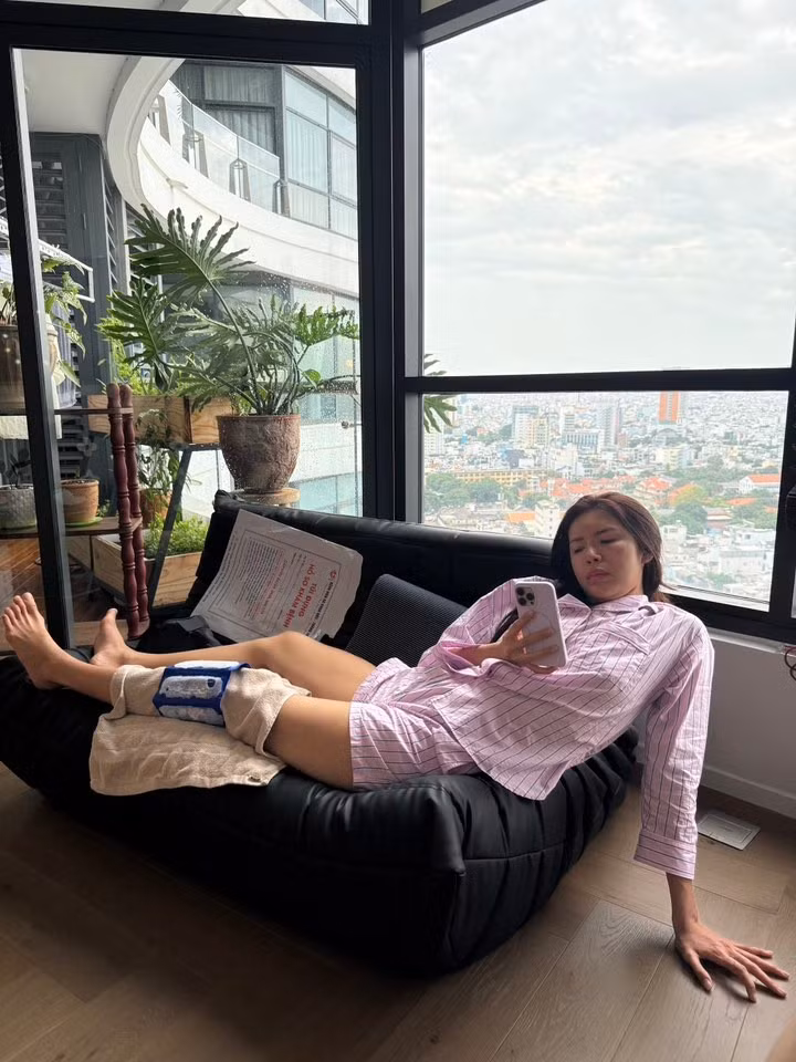 Minh Tú cho biết, sau ca mổ, cô tập vật lý trị liệu và phục hồi chức năng trong thời gian dài.