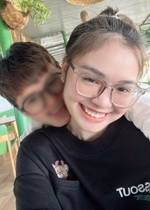 Hiện tại, nữ ca sĩ vẫn hẹn hò người yêu đồng giới hơn cô 15 tuổi. Ảnh: Instagram Thiện Nhân.