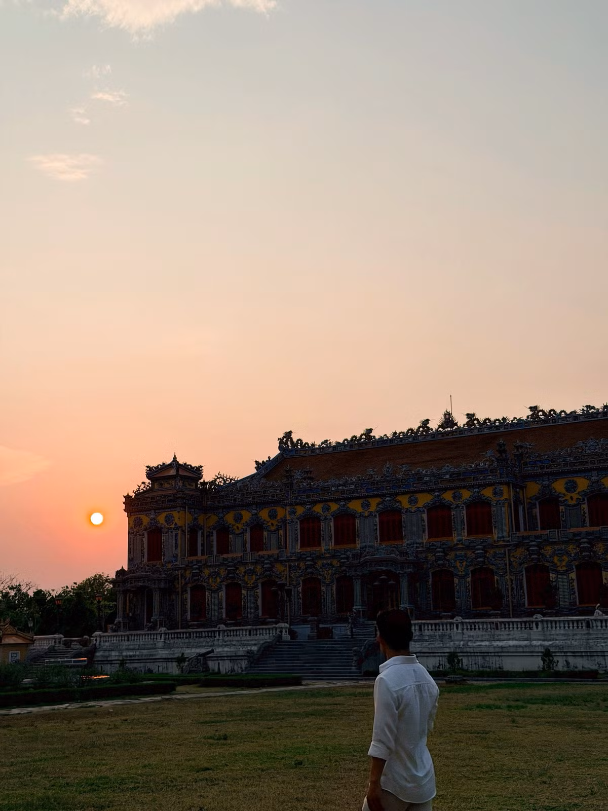 Văn Cương diện áo sơ mi trắng đơn giản, quay lưng về phía ống kính, ngắm nhìn hoàng hôn. Hòa Minzy hài hước nói về bức ảnh nhận được nhiều lượt thích: “Tấm cuối nhiều lượt thích dữ vậy trời. Phải tìm ra thông tin anh ta thôi”.