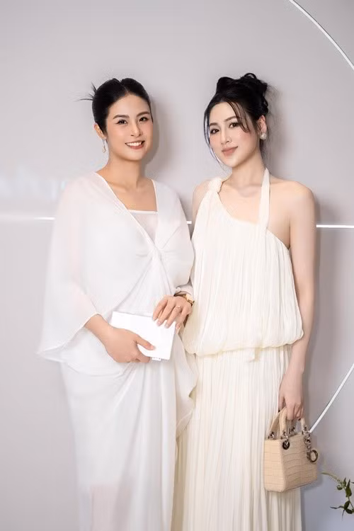 Hoa hậu Việt Nam 2010 vẫn tham gia các sự kiện, đi du lịch khi bụng bầu vượt mặt. Ảnh: FB Ngọc Hân.