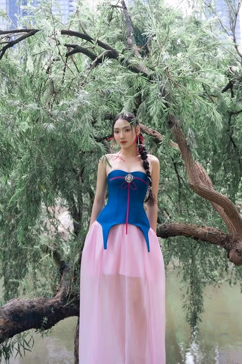 Khi được hỏi về danh xưng “diễn viên trăm tỷ”, nữ diễn viên nhìn nhận đây là động lực thay vì áp lực. “Tôi xem đó là động lực nhiều hơn. Đồng thời, đó cũng là lời nhắc để mình không được chủ quan”, cô nói.
