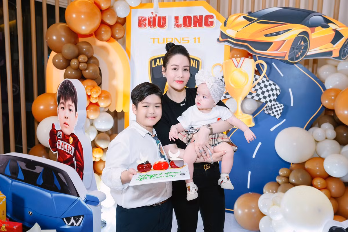 Nữ diễn viên Tiếng sét trong mưa thường xuyên thăm nom bé Bửu Long ở nhà nội, đưa đón cậu nhóc đi chơi. Dịp nghỉ hè, Nhật Kim Anh tranh thủ đưa bé Bửu Long lên thành phố sống cùng. Ảnh: FB Nhật Kim Anh.