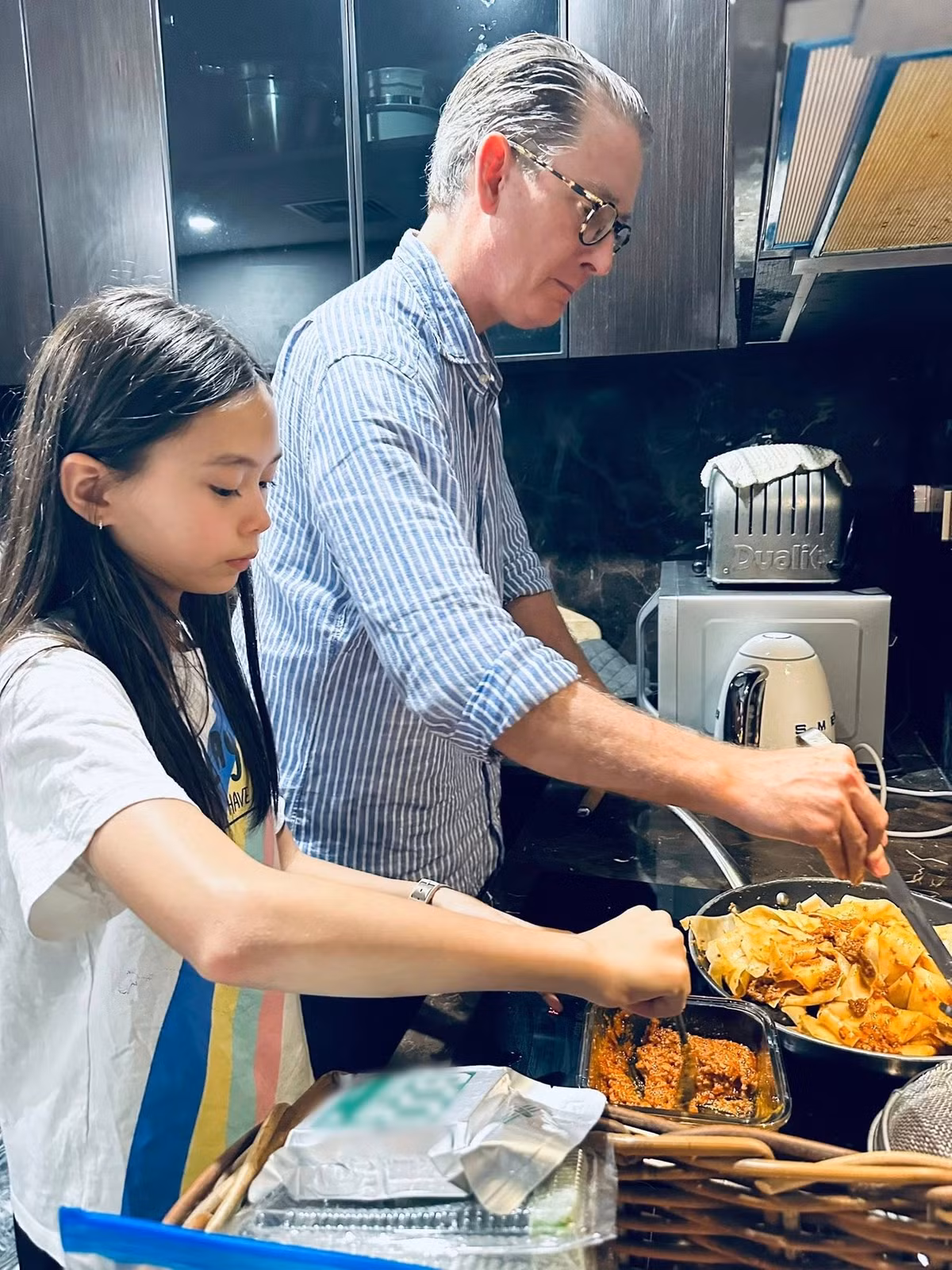 "Cuối tuần ở nhà Sol được pappa dạy làm món spaghetti. Giỏi hơn mẹ rồi Sol ơi", Đoan Trang viết trên trang cá nhân.