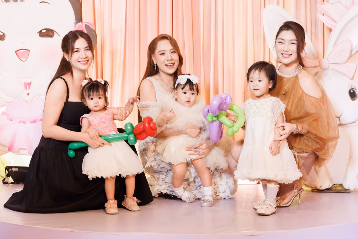 Thanh Trúc cùng con gái thường xuyên gặp gỡ gia đình của các diễn viên: Kha Ly, Hồ Bích Trâm.