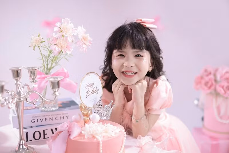 Bé Sol tự tin mỗi khi chụp ảnh nghệ thuật. Ảnh: FB Mẹ An và bé Sol.