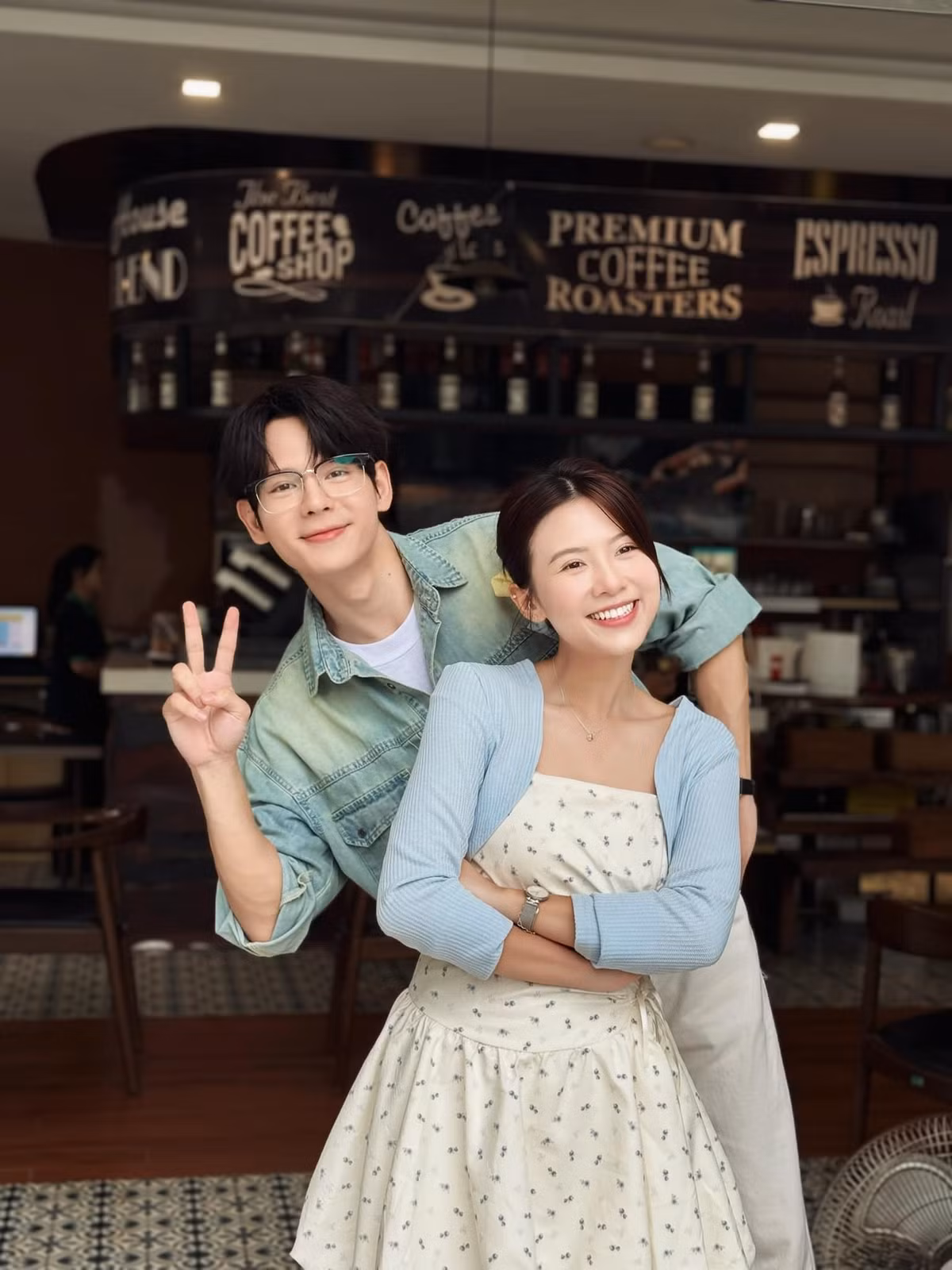 Chang Mây khoe loạt ảnh bên Thái Vũ ở hậu trường phim Gia đình trái dấu.