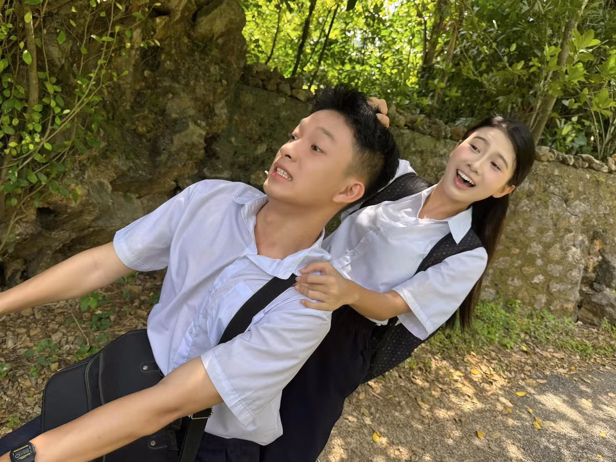 Nữ diễn viên khoe hậu trường nhí nhảnh bên bạn diễn khi đóng Cách em một milimet.