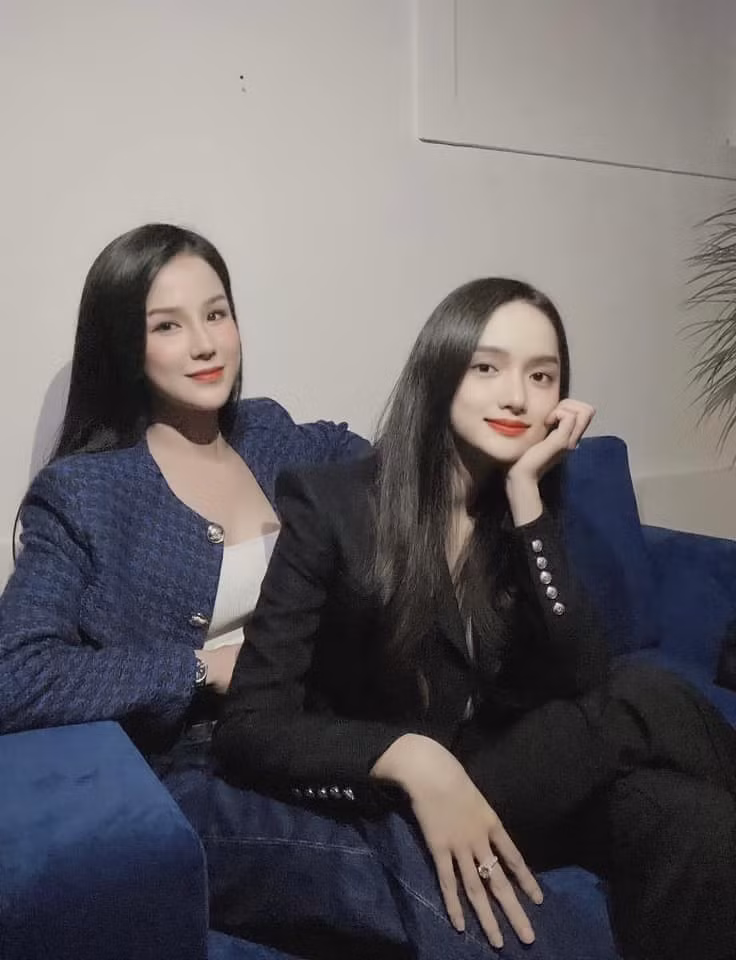 Trên trang cá nhân, Diệp Lâm Anh nhắn nhủ Hương Giang: “Quá tự hào rồi. Nghỉ ngơi sau chẳng hành trình nỗ lực thôi nào”. Ảnh: Phụ Nữ Việt Nam.