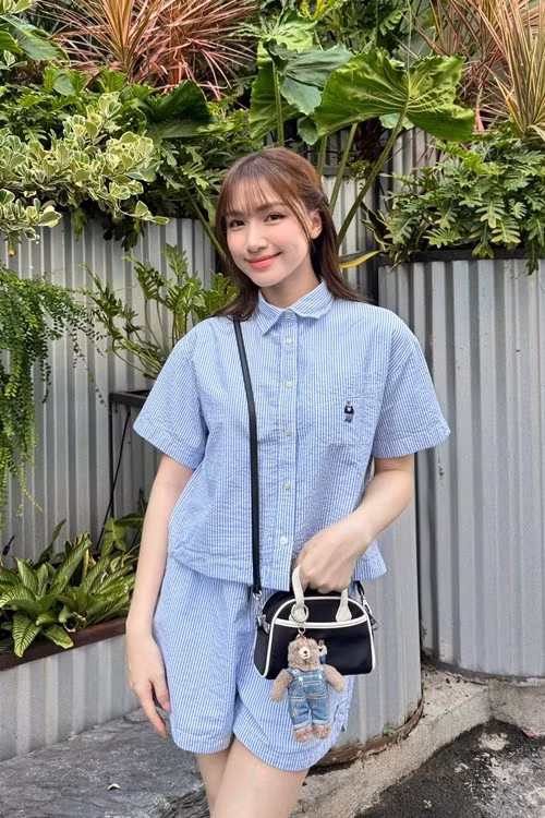 Những bộ váy ngắn, áo trễ vai hay các phụ kiện nhỏ xinh như kẹp tóc, túi mini… giúp phong cách của nữ ca sĩ thêm trẻ trung và tươi tắn. Đây cũng là kiểu trang phục cô thường diện khi dạo phố hoặc gặp gỡ bạn bè.