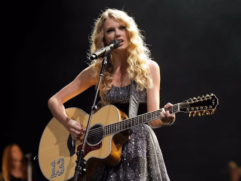 Taylor Swift vừa là ca sĩ, nhạc sĩ. Cô nổi tiếng từ năm 16 tuổi. Nhiều năm qua, nữ ca sĩ sinh năm 1989 miệt mài ra sản phẩm âm nhạc, thực hiện các tour diễn thế giới. Ảnh: Tiền Phong.