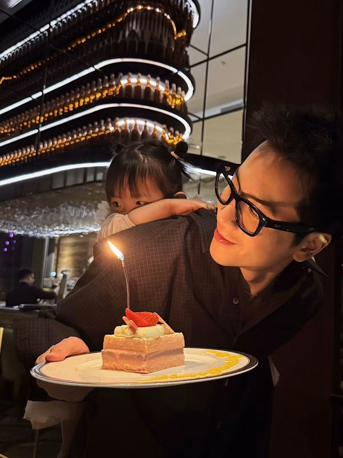 Dịp sinh nhật, Phí Ngọc Hưng nhắn nhủ con gái thứ hai: "Chúc Boni luôn lém lỉnh, tươi cười và thật hạnh phúc nhé! Yêu con". Trương Mỹ Nhân bày tỏ: "Mẹ chưa ngắm em đủ mà em đã 2 tuổi rồi. Một ngày ý nghĩa của mẹ". Ảnh: FB Phí Ngọc Hưng.