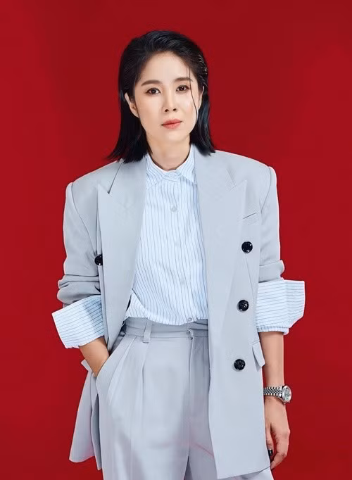 Gần đây, Lê Phương chuộng vest cá tính sau khi cắt tóc ngắn. Nữ diễn viên từng chia sẻ trên Vietnamnet cắt tóc ngắn sau hơn 20 năm kể từ khi bước chân vào showbiz. Ảnh: FB Lê Phương.