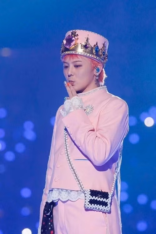 Theo VOV, tại lễ trao giải MAMA 2024, G-Dragon mặc bộ trang phục trị giá ước tính 9 tỷ won (khoảng hơn 1600 tỷ đồng). Ảnh: VOV.