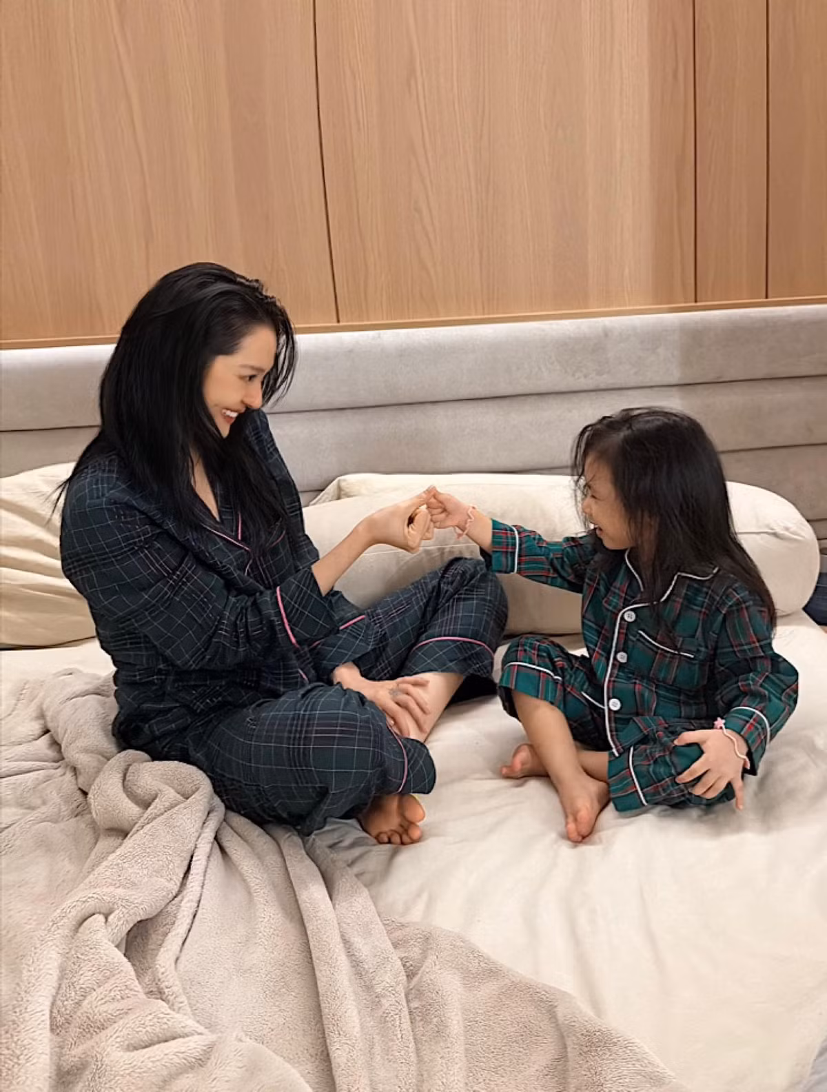 Hành trình làm mẹ mang đến cho Bảo Anh sự chín chắn, điềm tĩnh và sâu sắc hơn. Cô không giấu niềm vui khi được chứng kiến con lớn lên từng ngày, tự tay chăm sóc và đồng hành cùng con trong những năm tháng đầu đời. Ảnh: FB Bảo Anh.