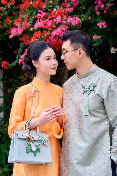 Trên mạng xã hội, nhiều khán giả dành lời khen cho vẻ ngoài rạng rỡ của Midu sau khi lập gia đình.