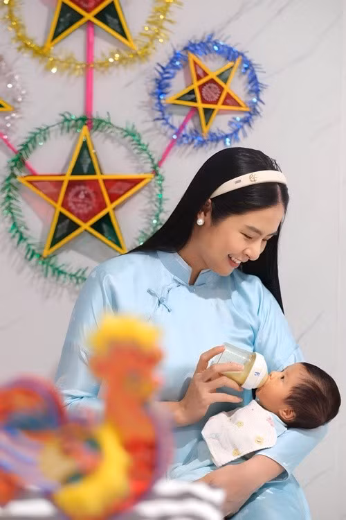 "Bõ công mẹ thai giáo mỹ thuật từ sớm cho anh", nàng hậu cho biết.