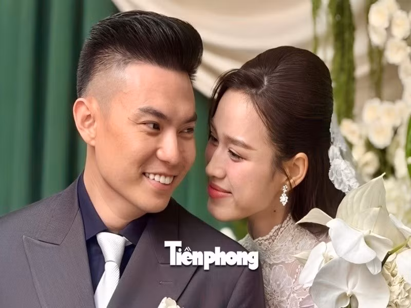 Đỗ Thị Hà chưa tiết lộ về chuyện tình giữa cô và Viết Vương. Trước khi lên xe hoa, cặp đôi lộ nhiều bằng chứng cùng đi du lịch nước ngoài, tham gia các hoạt động của Tập đoàn Sơn Hải. Ảnh: Tiền Phong.
