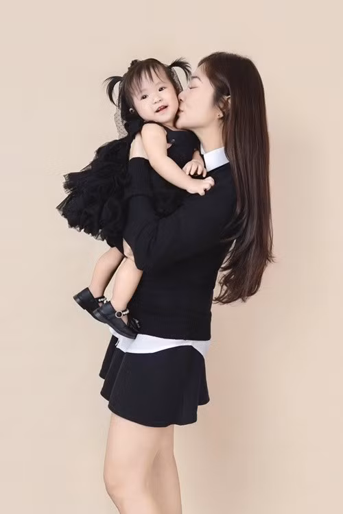 Nữ diễn viên nhớ lại, một năm trước, cô đang nôn nao lo lắng vì con vẫn còn muốn ở trong bụng mẹ, chưa chịu ra. Ảnh: FB Thanh Trúc.